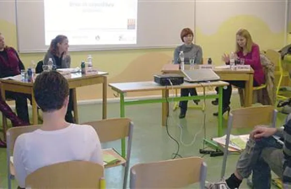Povezave z bodočim delodajalcem že med študijem so zelo koristne, so mladim študentom pojasnjevali starejši in nekdanji študentje