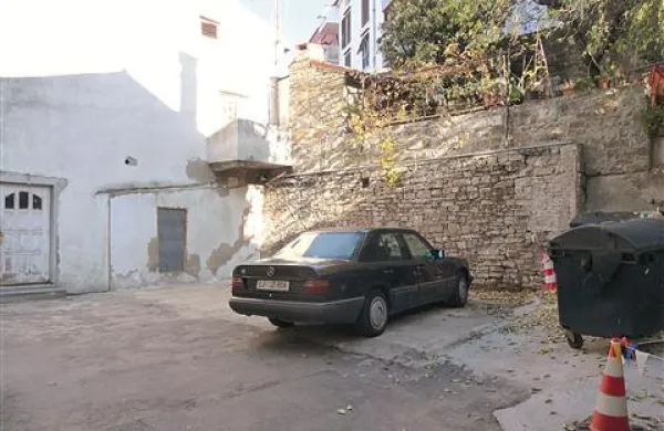Montažnih garaž v Resslovi ulici ni več