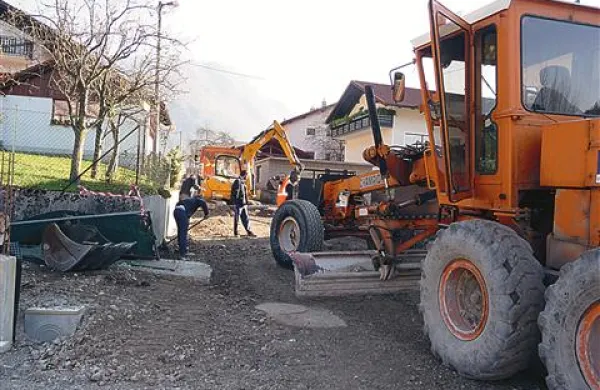 Delo na gradbišču je slabo organizirano, za 150 metrov so potrebovali tri mesece, se zgražajo domačini