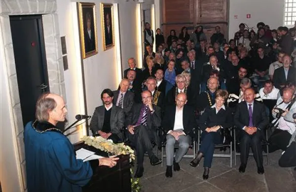 Rektorjev nagovor  je poleg  slovenščine vključeval še     italijanščino, angleščino in srbščino, pa tudi  s kitico iz Bluza za Alaha
