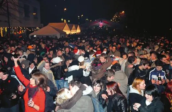 Novogoričani  naj bi letos decembra  rajali na Bevkovem trgu in na Kidričevi. Če se neizbrana družba FTI pritoži, pa se lahko celo zgodi, da decembrskega rajanja ne bo.
