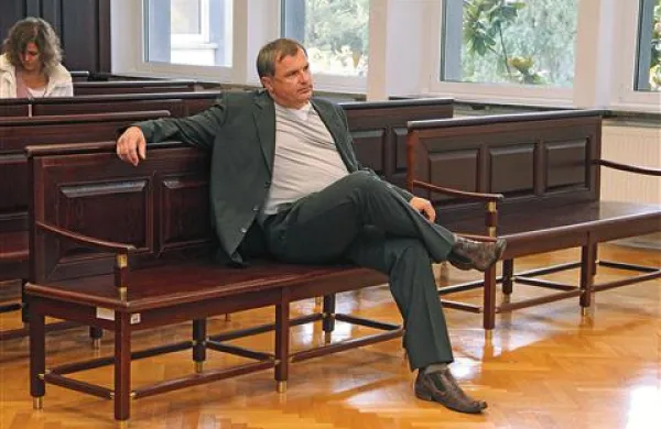 Obtoženi Miha Šegula po ugotovitvah grafologa ni podpisal sporne prošnje za podaljšanje bančne garancije 
