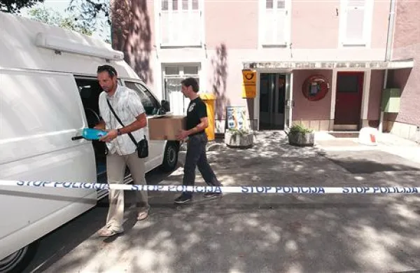 Tudi julija sta pošto v Semedeli oropala mlajša Srba. Policisti so za njima razpisali mednarodno tiralico, za zdaj sta še na begu.