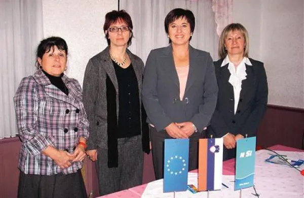  Majda Žužek (prva z leve) bo nastopila v Ilirski Bistrici, Irena Vadnjal (druga z leve) v Pivki in Postojni, Iva Dimic Puntar (skrajno desno) pa bo glasove volilcev zbirala v Cerknici, Logatcu, Loški dolini in Blokah.