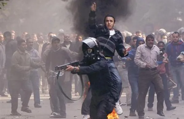 Spopadi med protestniki in policisti v bližini trga Tahrir