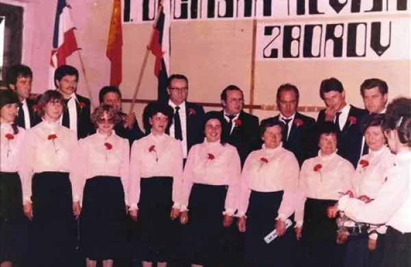 Fotografija iz arhiva, MePZ Harije na prvi reviji pevskih zborov leta 1981