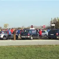 Izven obzidja sta se koloni tekače zlili v eno reko