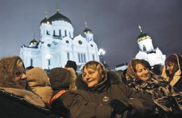 Ruski romarji na ogled pasu Device Marije čakajo tudi do 15 ur 