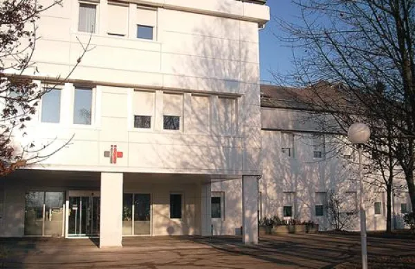 Bolnišnica za ženske bolezni in porodništvo Postojna, ki že dolgo slovi po dobri opremljenosti z najnovejšimi tehnologijami, kakovostno in strokovno učinkovitostjo, je odslej lepša tudi navzven