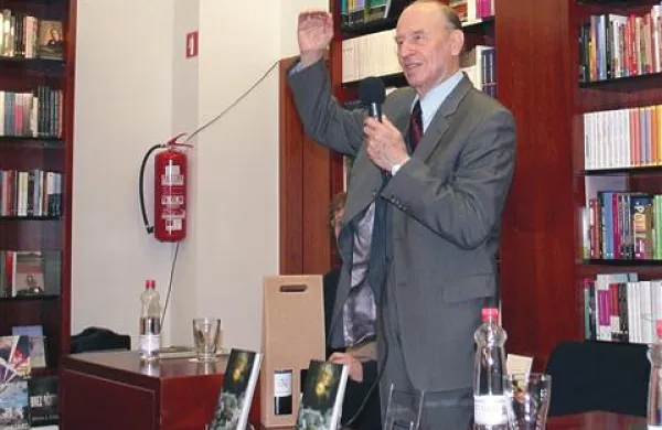 Zorko Simčič je na dobro obiskani predstavitvi v ljubljanski knjigarni celjske Mohorjeve družbe s pripovedovanjem zbrane nekajkrat nasmejal