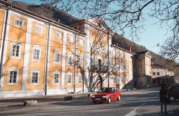 Po drugi uspešni pritožbi kaže, da bo dvorec Lanthieri najverjetneje obnavljal Stavbenik. Zaradi pritožb pa so izgubili precej dragocenega časa. 