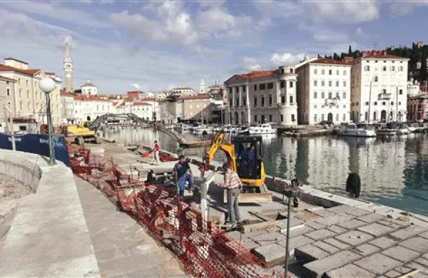  Občina Piran je dobila še eno možnost, vendar je  optimistična: do 20. decembra mora namreč opraviti čim več obnovitvenih del v mandraču, da bi lahko črpala dva milijona evropskega denarja