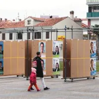 Raje tvitajo, kot  da bi se smejali s plakatov
