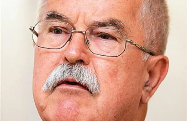 Minister za Slovence v zamejstvu in po svetu Boštjan Žekš in tržaški župan Roberto Cosolini sta ob 20. obletnici osamosvojitve Slovenije v Trstu danes posadila lipo