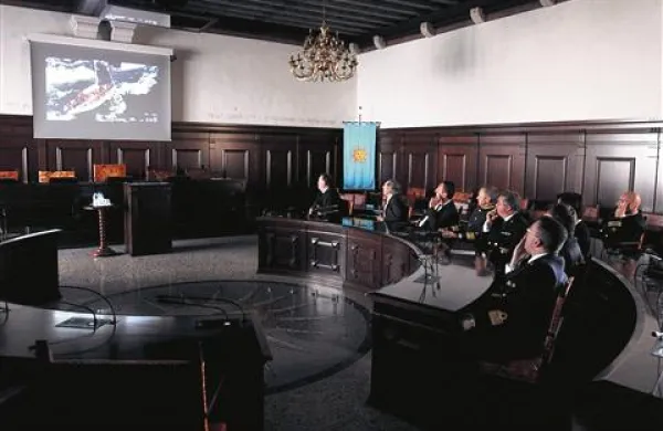Predstavniki koprske in tržaške uprave za pomorstvo so si skupaj s koprskim županom Borisom Popovičem in namestnikom italijanskega generalnega konzula Salvatorejem Losijem ogledali posnetek reševanja na Barkolani