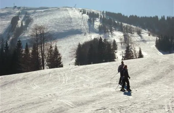 Soriška planina nad Podbrdom ponuja družinsko smuko na dokaj zanesljivem naravnem snegu