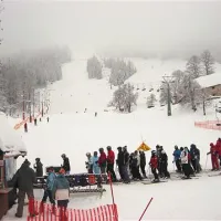 Javornik s sedežnico (desno v ozadju) ponuja najbolj resno smuko med majhnimi