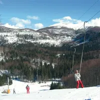 Sviščake krasi čudovita narava, ki otrokom vedno natrese dovolj snega. Brez topov ga je za pravo smuko pogosto premalo