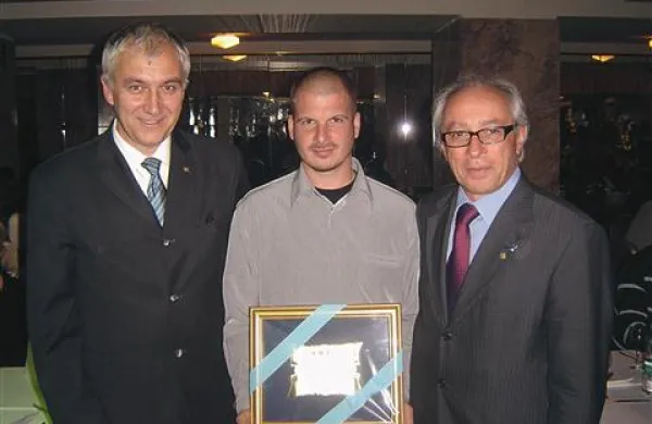 Na podelitvi (od leve) predsednik AMZS  Danijel Derman, predsednik Društva Gas Vrtejba Dejan Koglot in predsednik FIM Vito Ippolito