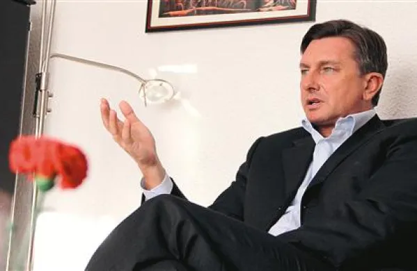 “Če  že moram biti poražen, naj me porazijo ljudje, ki jim pripadam,” je bil dramatičen  Borut Pahor  v dnevni sobi družinske hiše v Šempetru  