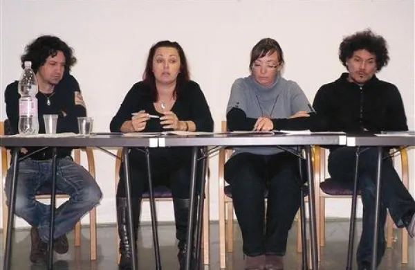 Jurij Pavlica, Pavla Jarc, Sendi Mango in Tom Kerševan (z leve) na včerajšnji novinarski konferenci v Mestni galeriji.  