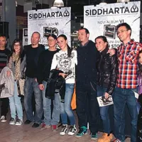 Siddharta v Kopru  podpisovala plo&scaron;čo VI