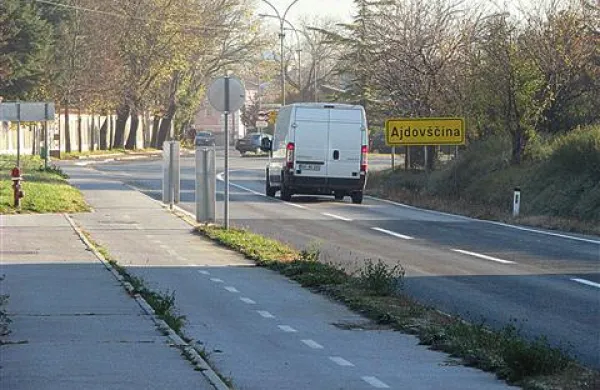 V Ajdovščini se kolesarji sicer lahko zapeljejo po zametkih kolesarskih stez, potem pa...
