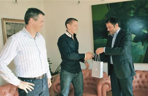 Trener Dušan Ličar in svetovni prvak Jan Softič na sprejemu pri novogoruiškem županu
