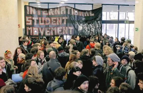 Aktivisti gibanj 15.o in Mi smo univerza, ki so v sredo zasedli fakulteto, med drugim zahtevajo polno financiranje študija, konec bolonjske reforme, demokratizacijo univerze in štipendije za vse.