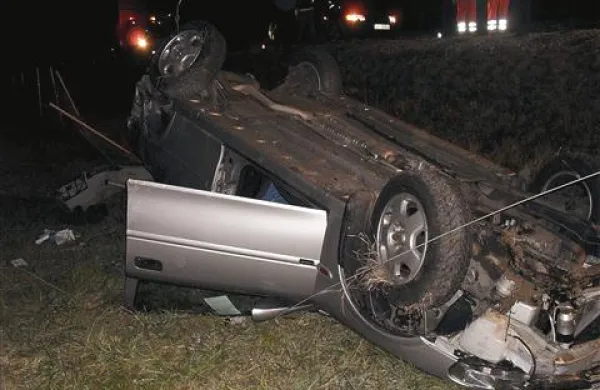 Voznik  avtomobila je v torek zvečer med Ajdovščino in Selom zapeljal s hitre ceste