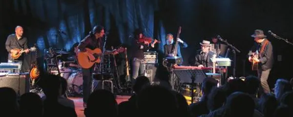 Francesco De Gregori in uigrana sedemčlanska glasbena ekipa