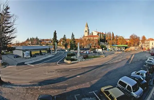 Zdaj imajo na komenskem trgu glavno vlogo ceste, križišča, parkirišča in avtomobili