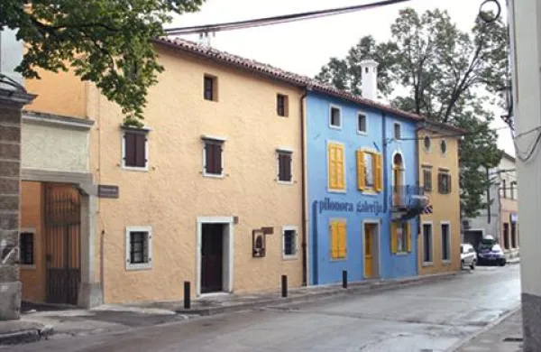 V Pilonovi galeriji v Ajdovščini bodo drevi ob 19. uri odprli kiparsko in slikarsko razstave domače kiparke Anje Kranjc
