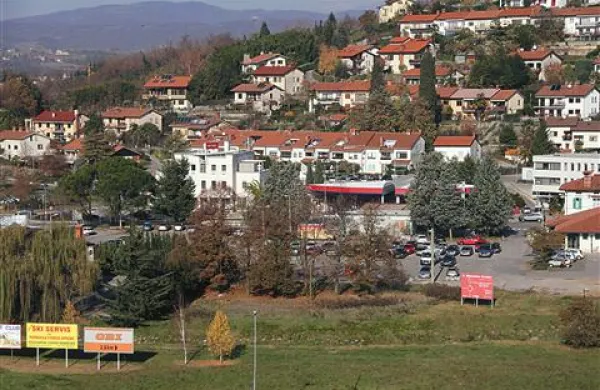Območje sredi Rožne Doline pri parkirišču bo v bodoče še “uradno” varno pred poplavami 