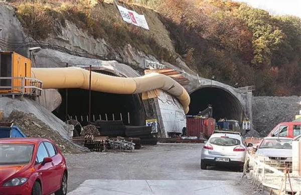 Na koprski strani bodočega predora je  dela prevzel Alpine Bau; v Darsu zagotavljajo, da z njimi  (za zdaj)  dobro sodelujejo     