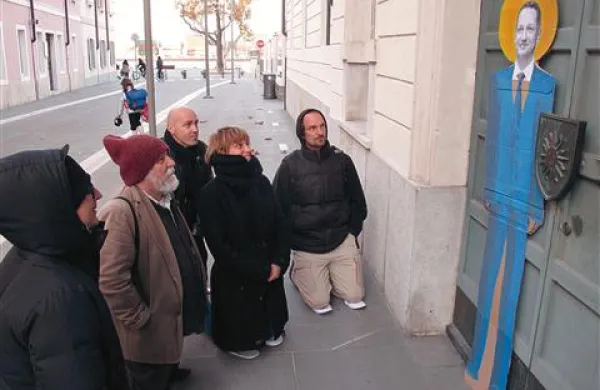 Ker je pravi župan mimo kolenovalcev švignil prehitro, so si pomagali s kartonskim modelom