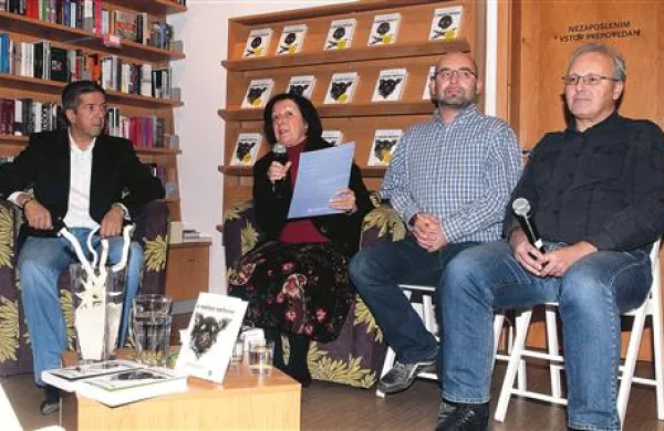 Šurcu in Zgagi je s svojimi spomini na takratni “divji Zahod” sinoči   pomagal nekdanji direktor kriminalistične službe  Mitja Klavora (levo)