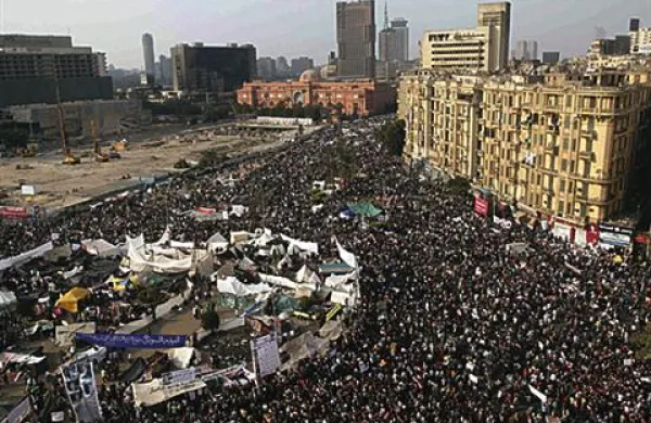Na trgu Tahrir se zgrinja na desettistoče ljudi
