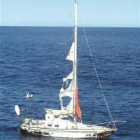 Jadrnico Lunatic brez edinega člana posadke je 25. aprila 2009 našla raziskovalna ladja Roger Reville. Zakaj so bila jadra razpeta, če se je Jure Šterk res skušal povzpeti na vrh jambora? 
