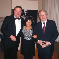 Po nastopu v oddaji Okence v Slovenijo je urednik Mirko Vasle (desno) želel dogodek dokumentirati tudi vizualno. Njegova gosta v oddaji sta bila predsednik Vrtnic Robert Ličen in podpisana.