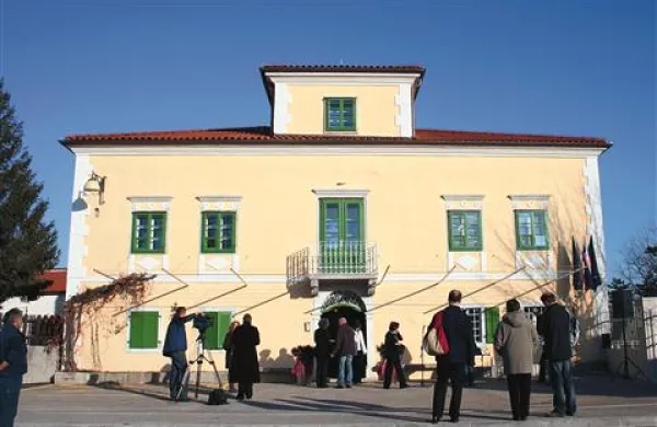 Obnova hiše Pr Nanetovh v kongresni center je bila zadnji del 2,5 milijona evrov visoke naložbe na območju parka iz evropskih strukturnih skladov. Že prej  so obnovili dvigalo ter turistično infrastrukturi v dveh jamah in okolici.