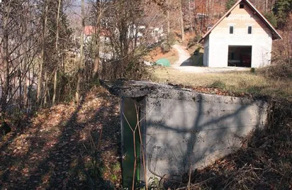 Vodohran ob cesti na smučarski center Cerkno, ob katerem se je v torek vnel ognjevit spor
