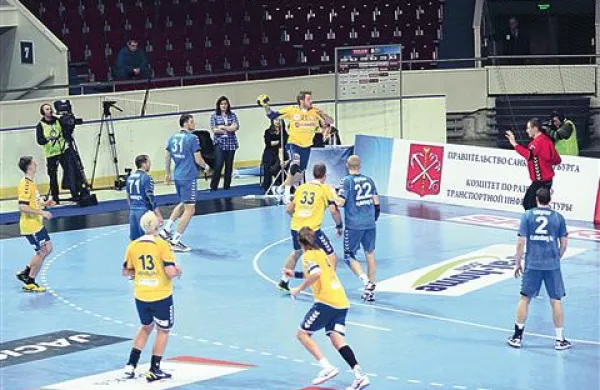 Uroš Rapotec (v skoku z žogo) je bil v St. Peterburgu nezgrešljiv, saj je iz sedmih poskusov zadel sedemkrat