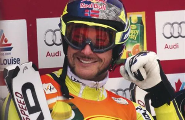 Norvežan Aksel Lund Svindal (1:23,47) je bil najhitrejši na superveleslalomu za svetovni pokal alpskih smučarjev v Lake Louisu