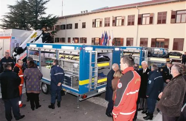 V vsaki od treh prikolic, ki so jih včeraj predstavili v Sežani, je  sanitetni material in oprema za reševanje na terenu za oskrbo do 20 poškodovanih