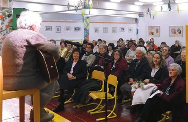 Tako kot je na številnih rednih srečanjih, je bilo tudi na jubilejnem v Dutovljah: pesem, beseda in dobra volja sta dali  udeleženkam moč za reševanje težav
