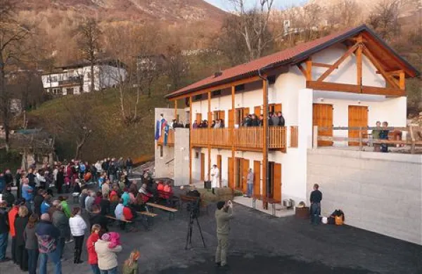 Večnamenski prostor pred skupnim objektom  bo lahko služil tudi za parkirišče, ki ga doslej  v vasi niso imeli