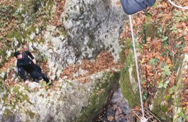 Tekoči zaklad so iz vodnih globin dvignili še posebej previdno