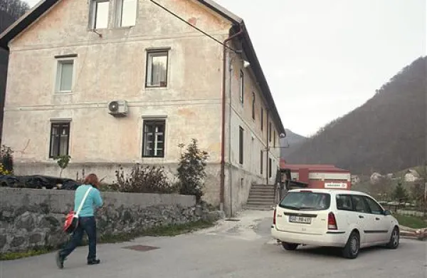 Tečajniki so  prekomerne količine radona izmerili marsikje po Sloveniji, a daleč največje v idrijski rudarski hiši prhausu