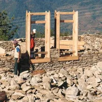 V Nepalu že rastejo stene zdravstvenega doma. Gradnja je preprosta, iz naravnih materialov, stavba pa bo kljub temu nudila zdravstveno oskrbo.